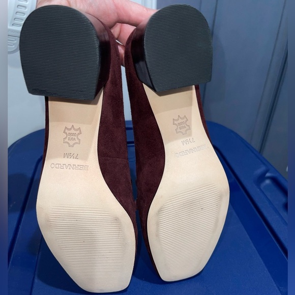 NWOT BERNARDO Avery Suede Pumps in Burgundy with Gold Chain Size 7.5 - Picture 8 of 13